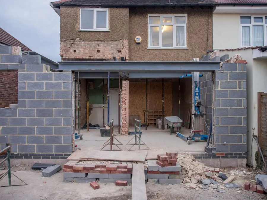 Extension de maison en parpaings en cours de construction