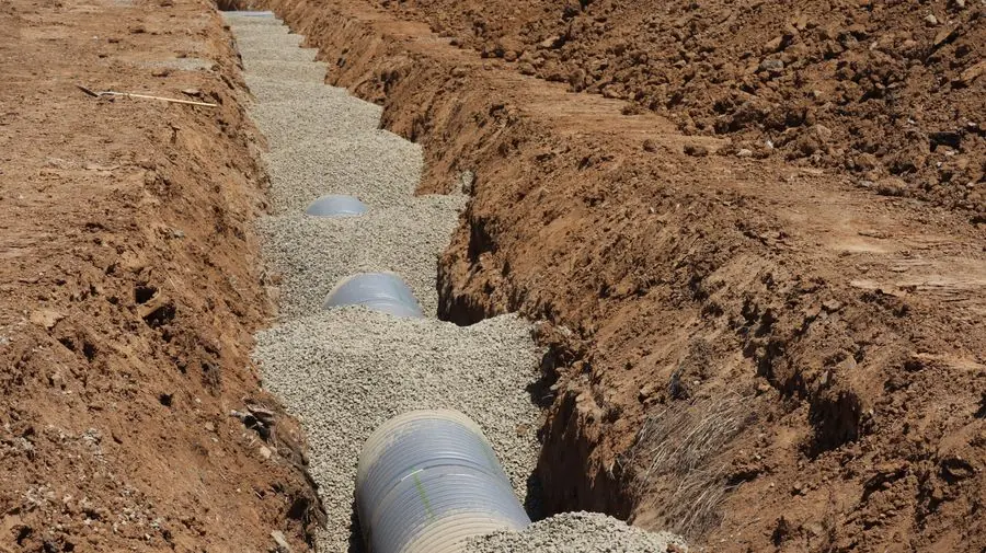 Tranchée avec tuyaux de drainage