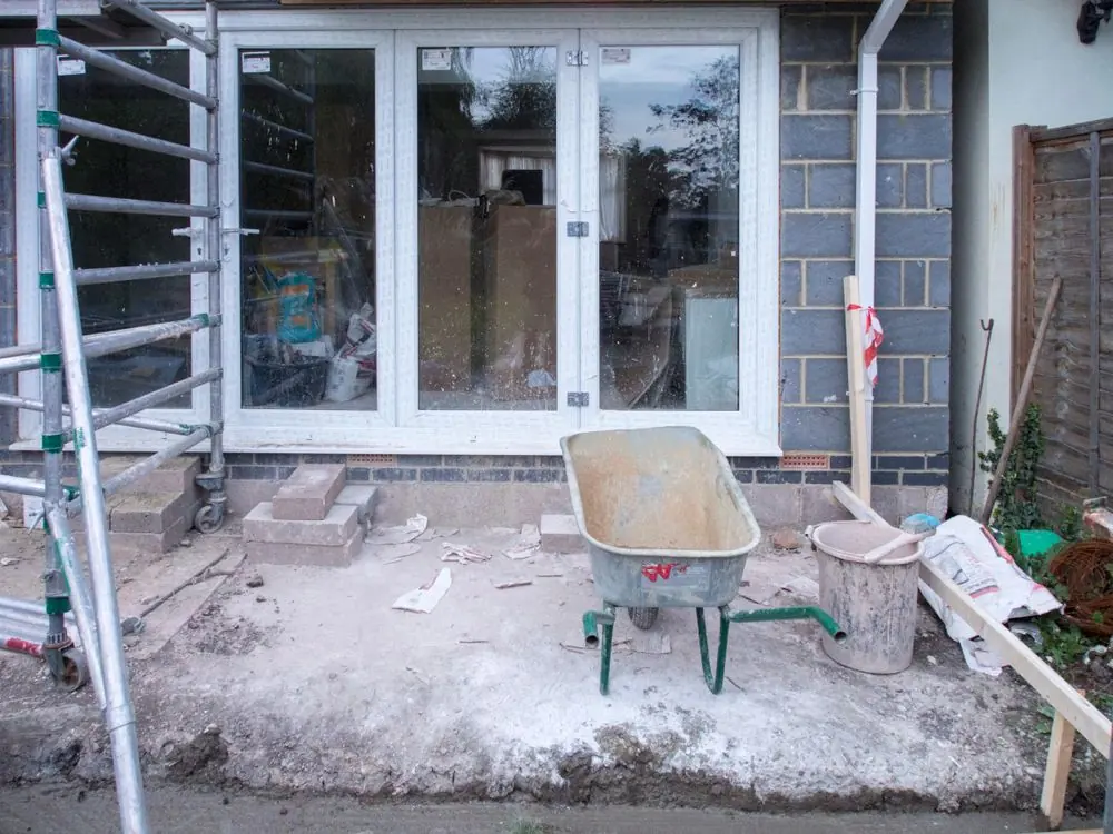 Baie vitrée posée dans une extension en cours de finition