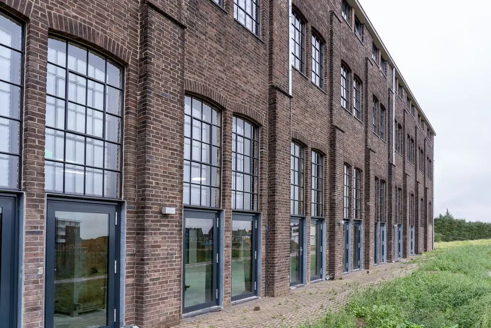 Façade en briques rénovée avec menuiseries neuves