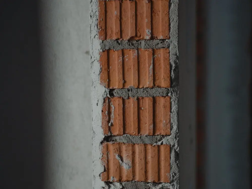 Détail d'un mur en brique et mortier repris