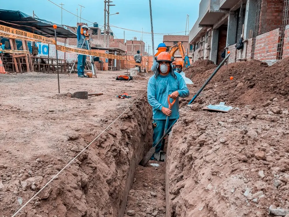 Ouvrier dans une tranchée pour canalisation